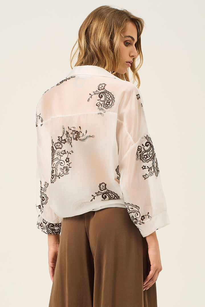 Camicia con ricami floreali