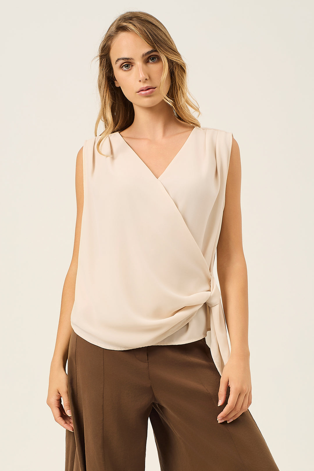 Blusa a V in georgette con nodo laterale