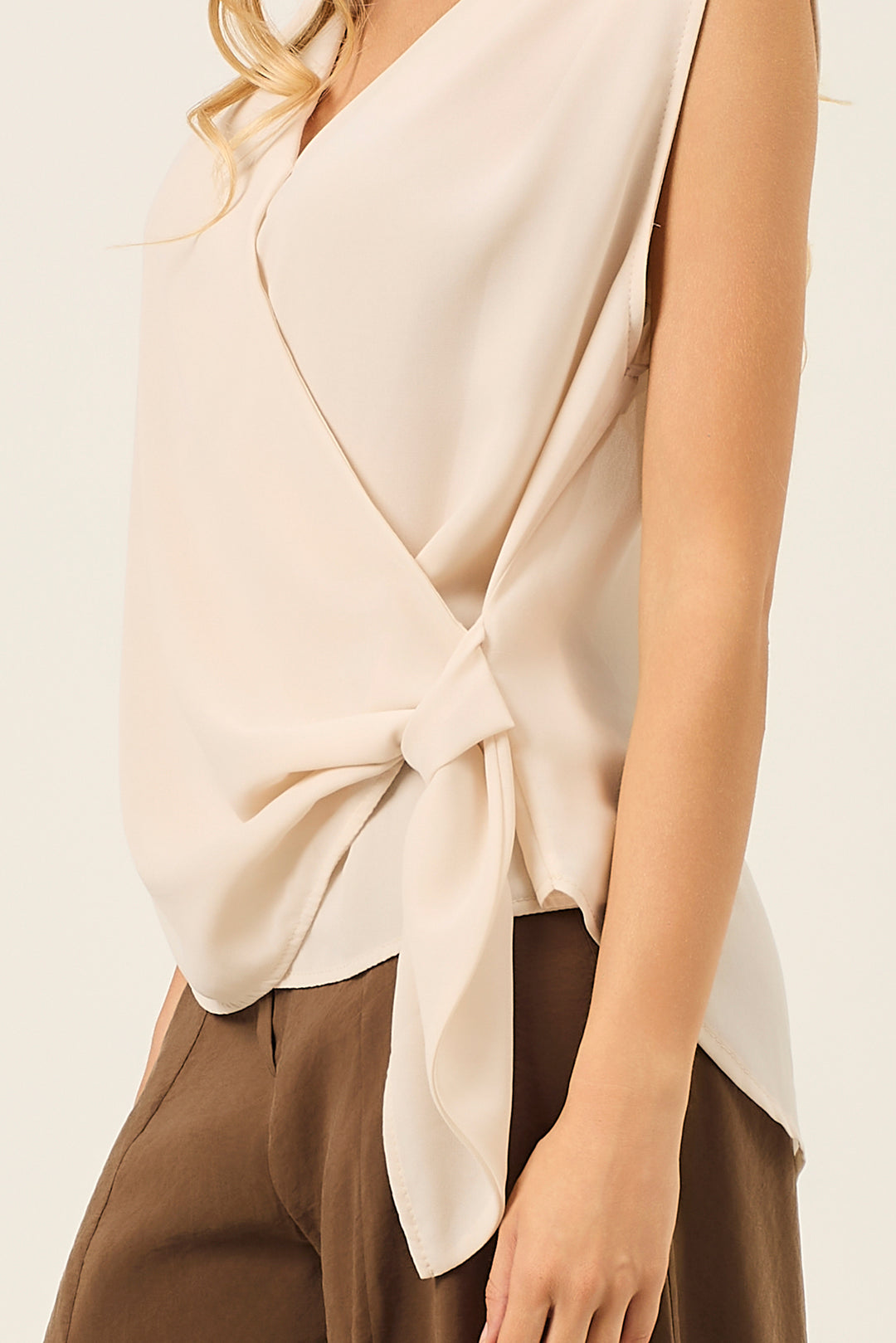 Blusa a V in georgette con nodo laterale