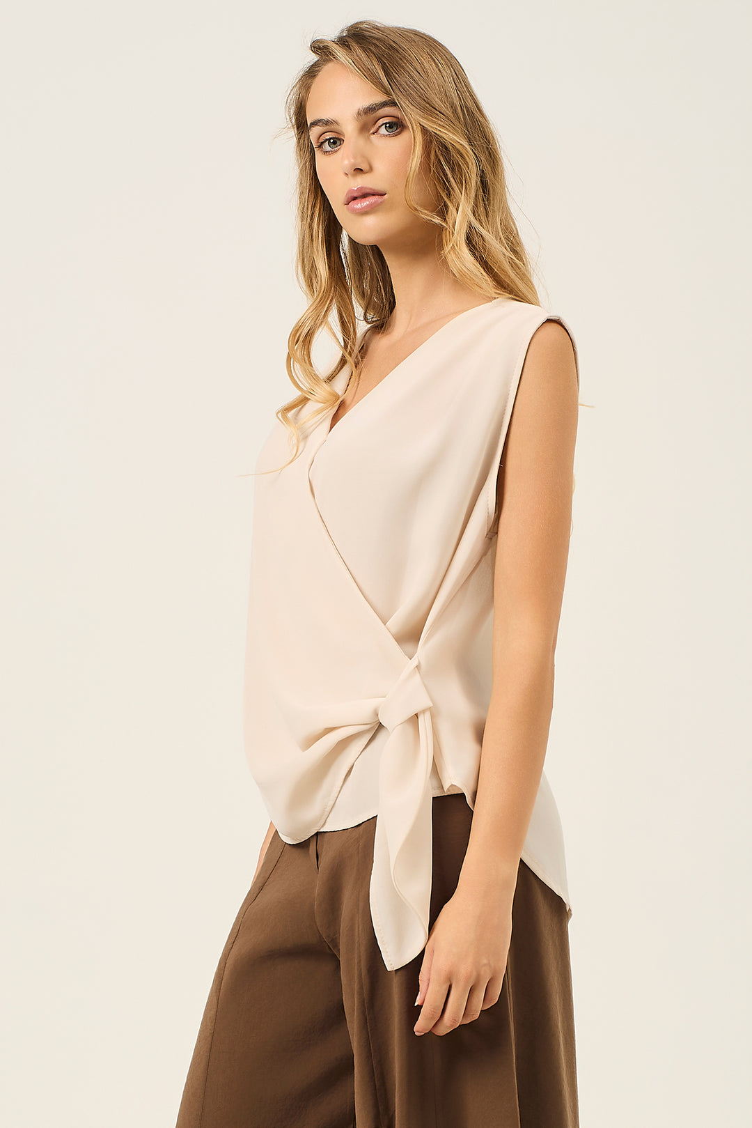 Blusa a V in georgette con nodo laterale