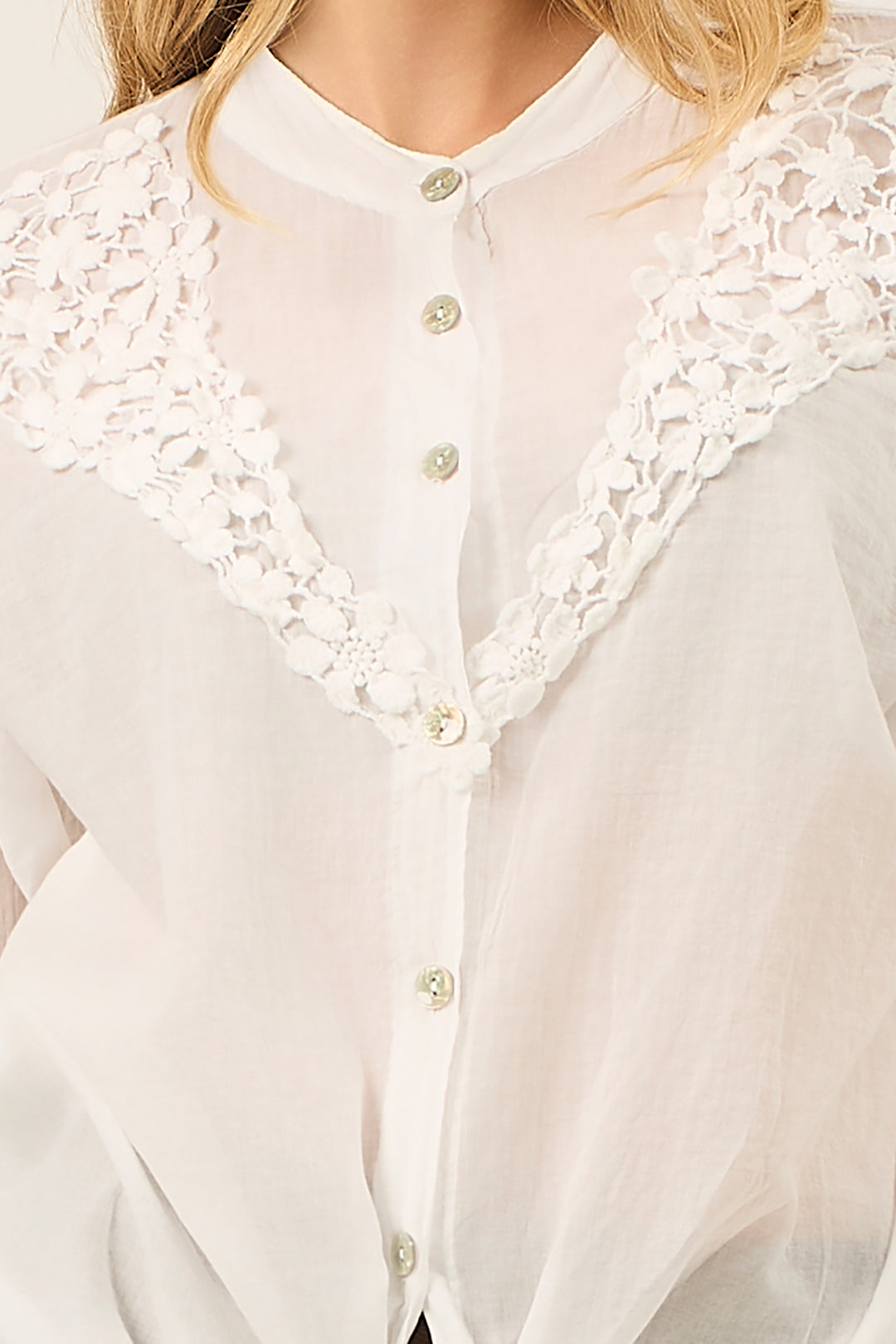 Camicia in mussola con ricamo floreale
