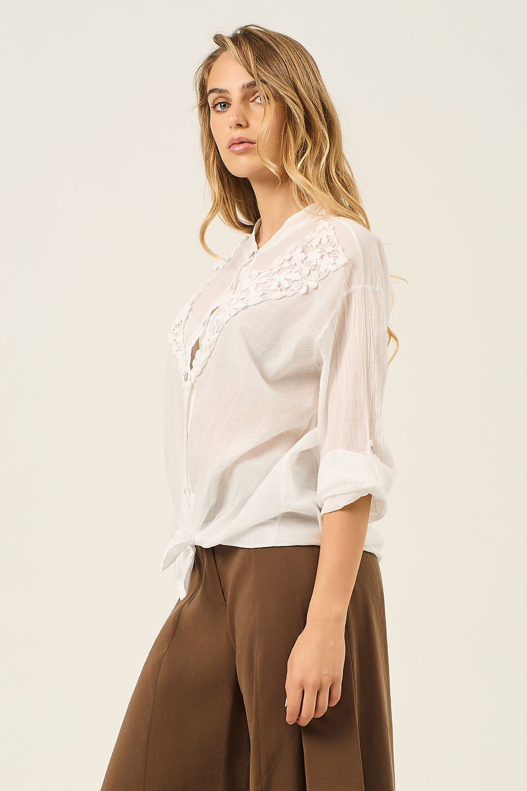 Camicia in mussola con ricamo floreale