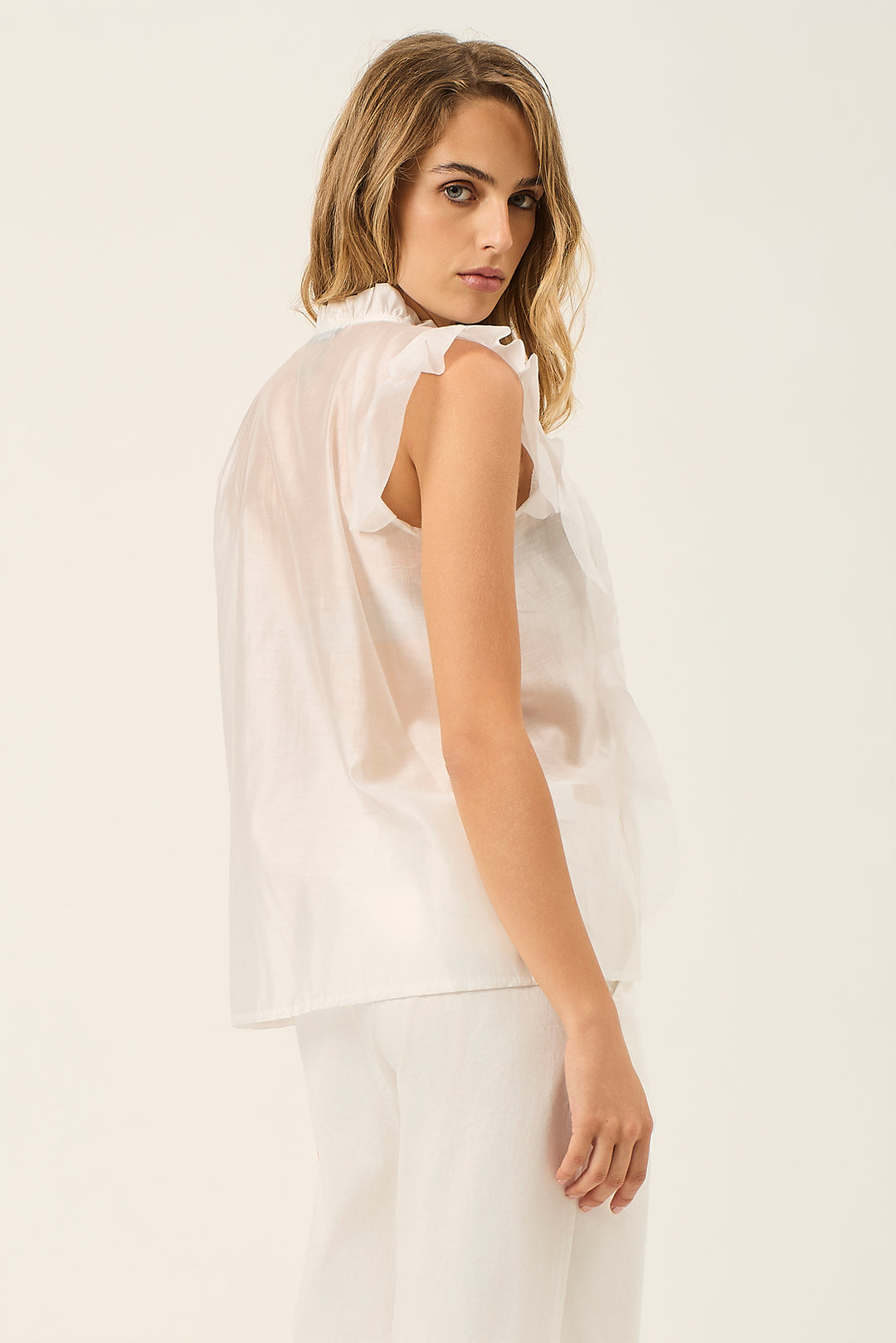Camicia smanicata con volant