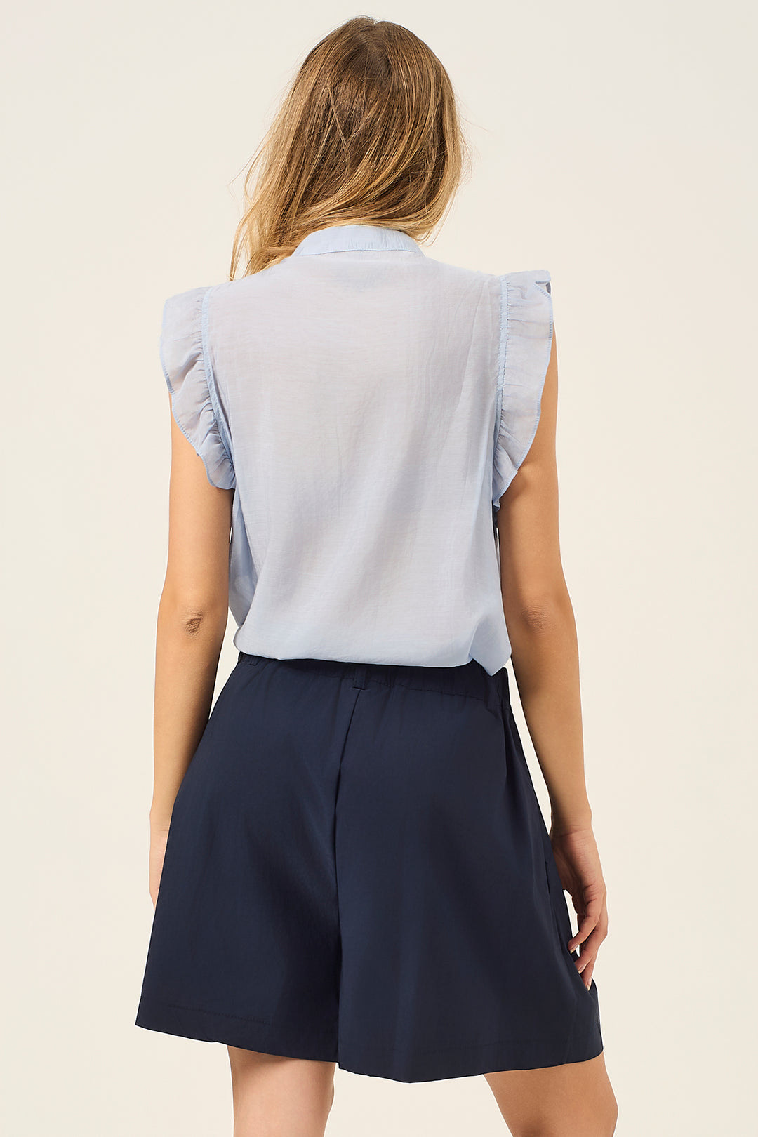 Camicia smanicata con ruches