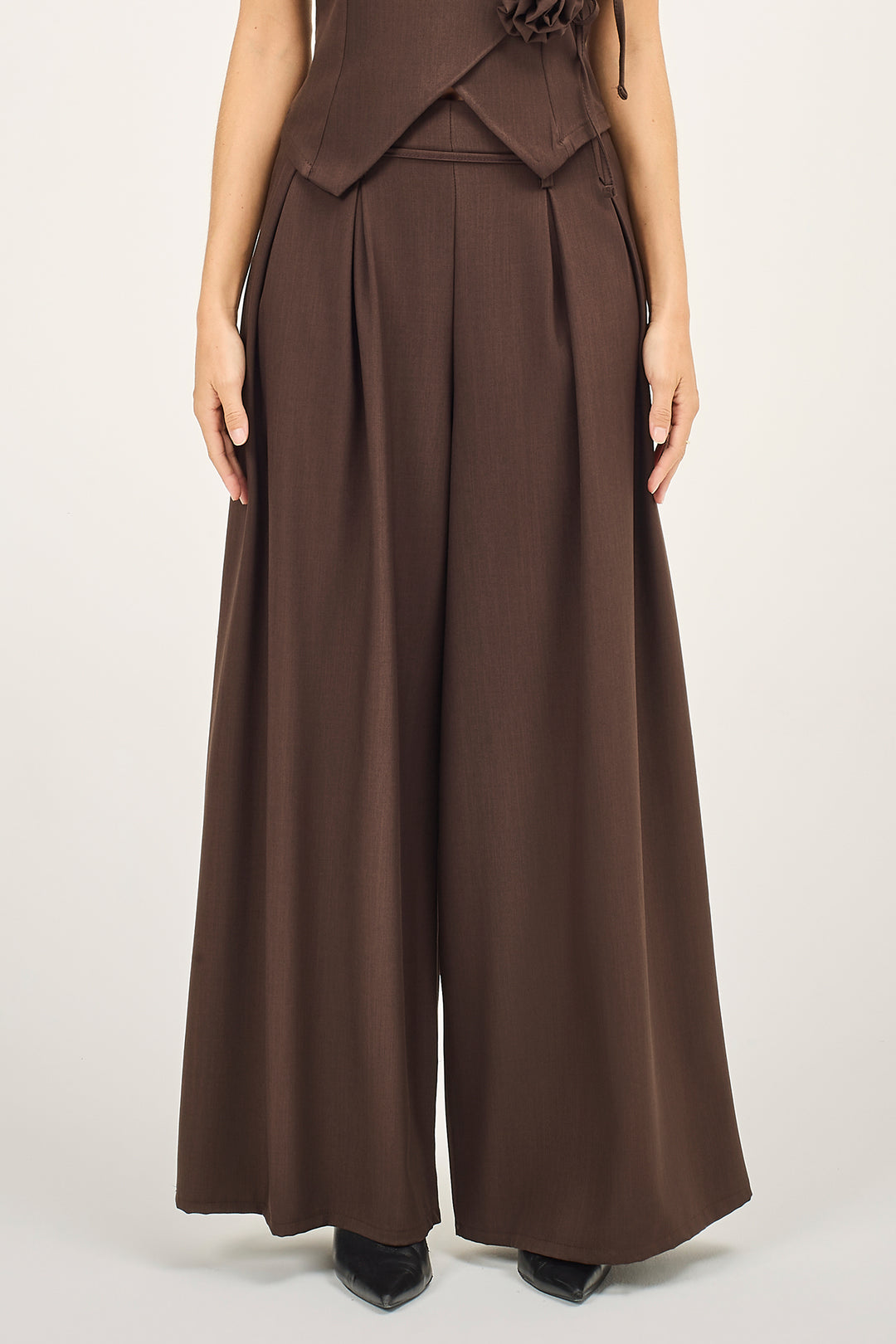 Pantalone a palazzo con pieghe e pinces