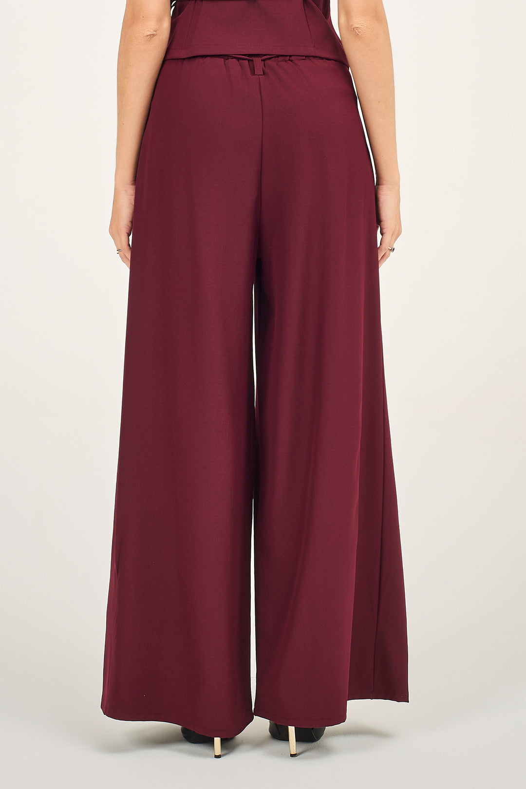 Pantalone a palazzo con pieghe e pinces