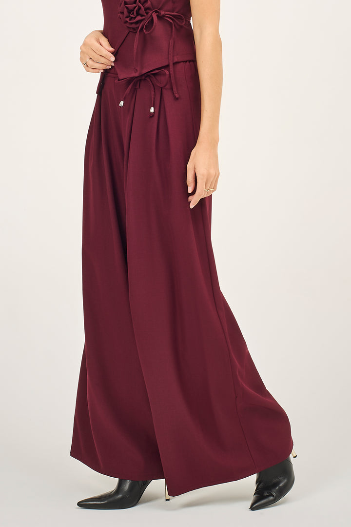 Pantalone a palazzo con pieghe e pinces