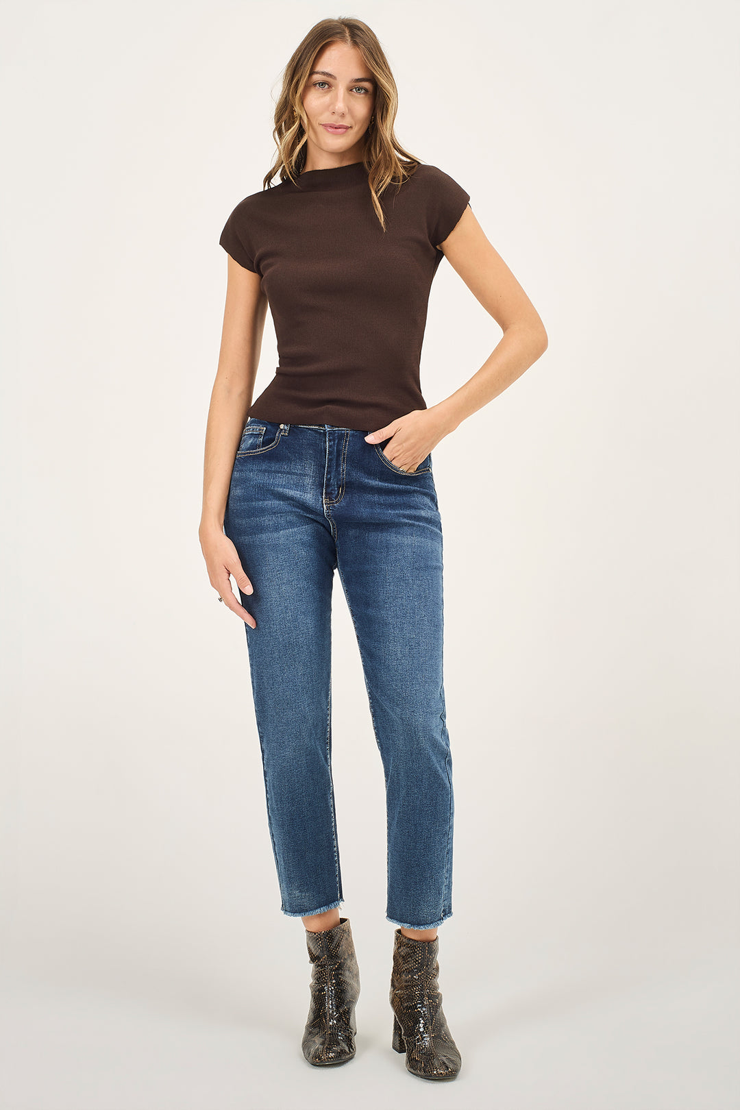 Jeans con fondo gamba taglio vivo