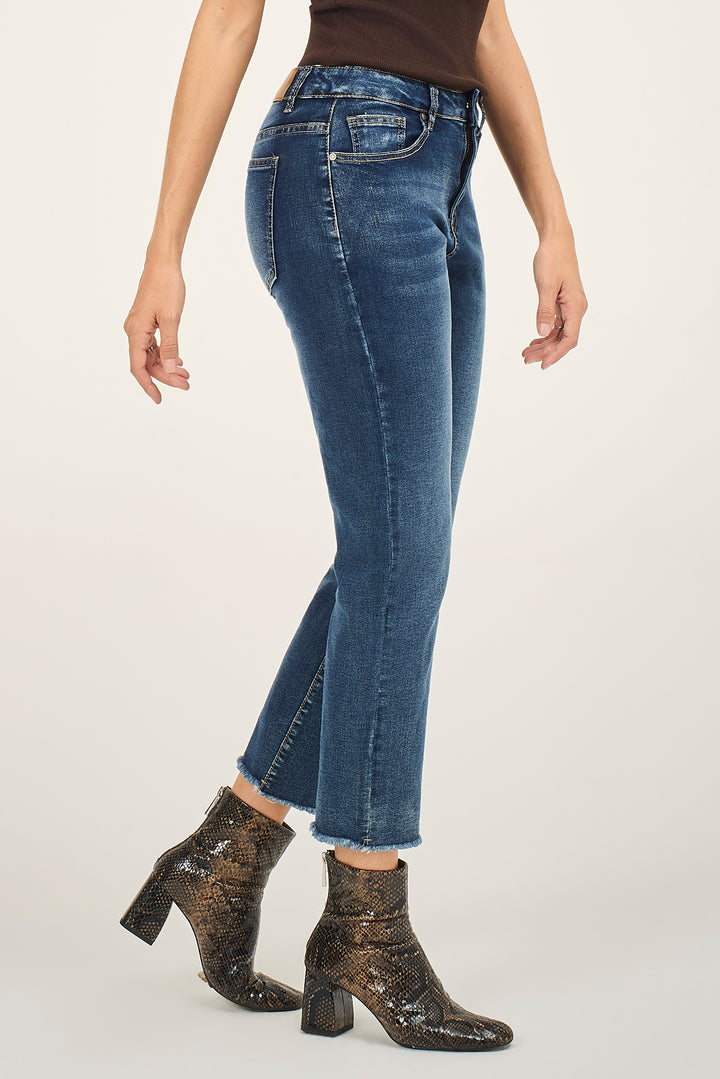Jeans con fondo gamba taglio vivo