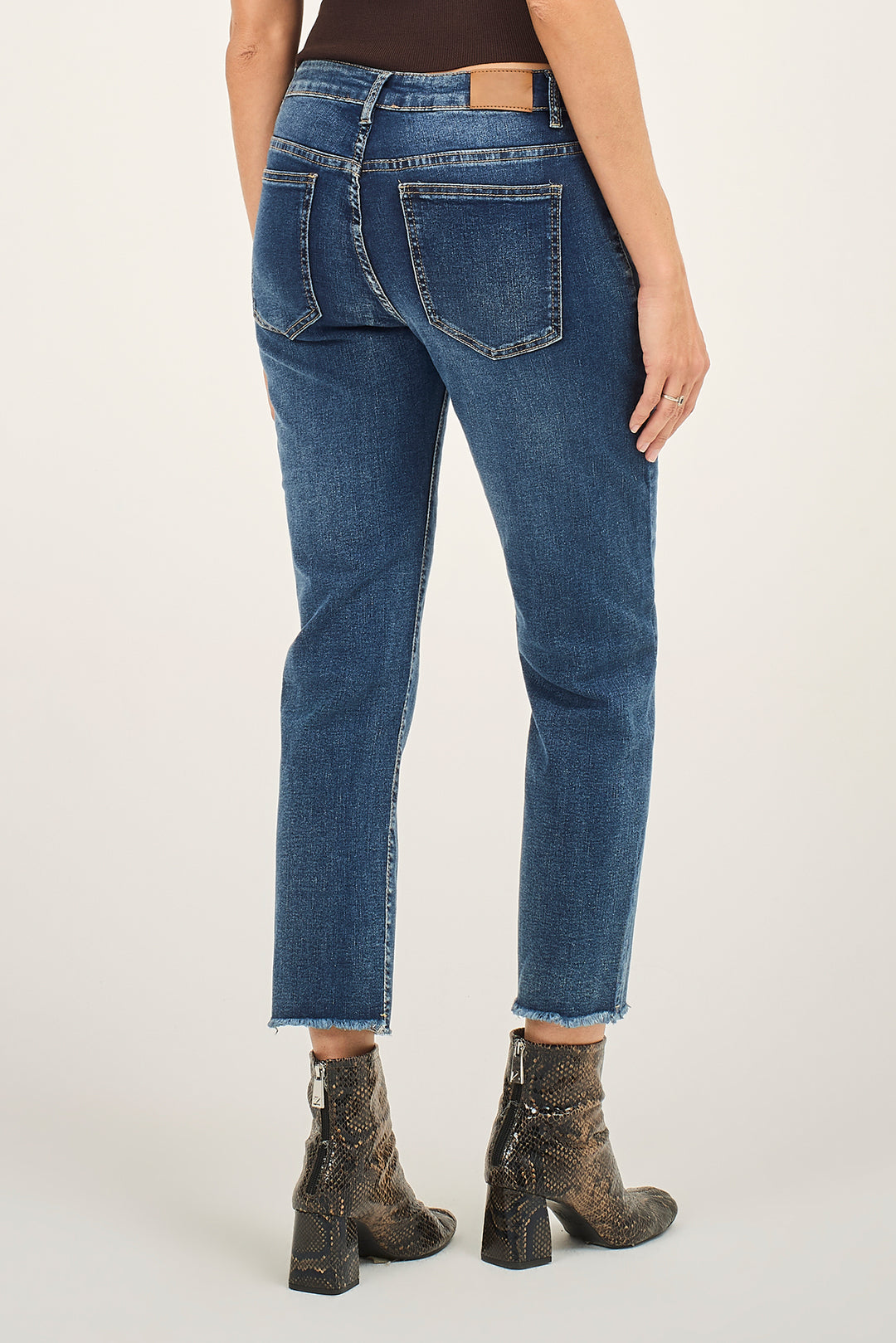 Jeans con fondo gamba taglio vivo