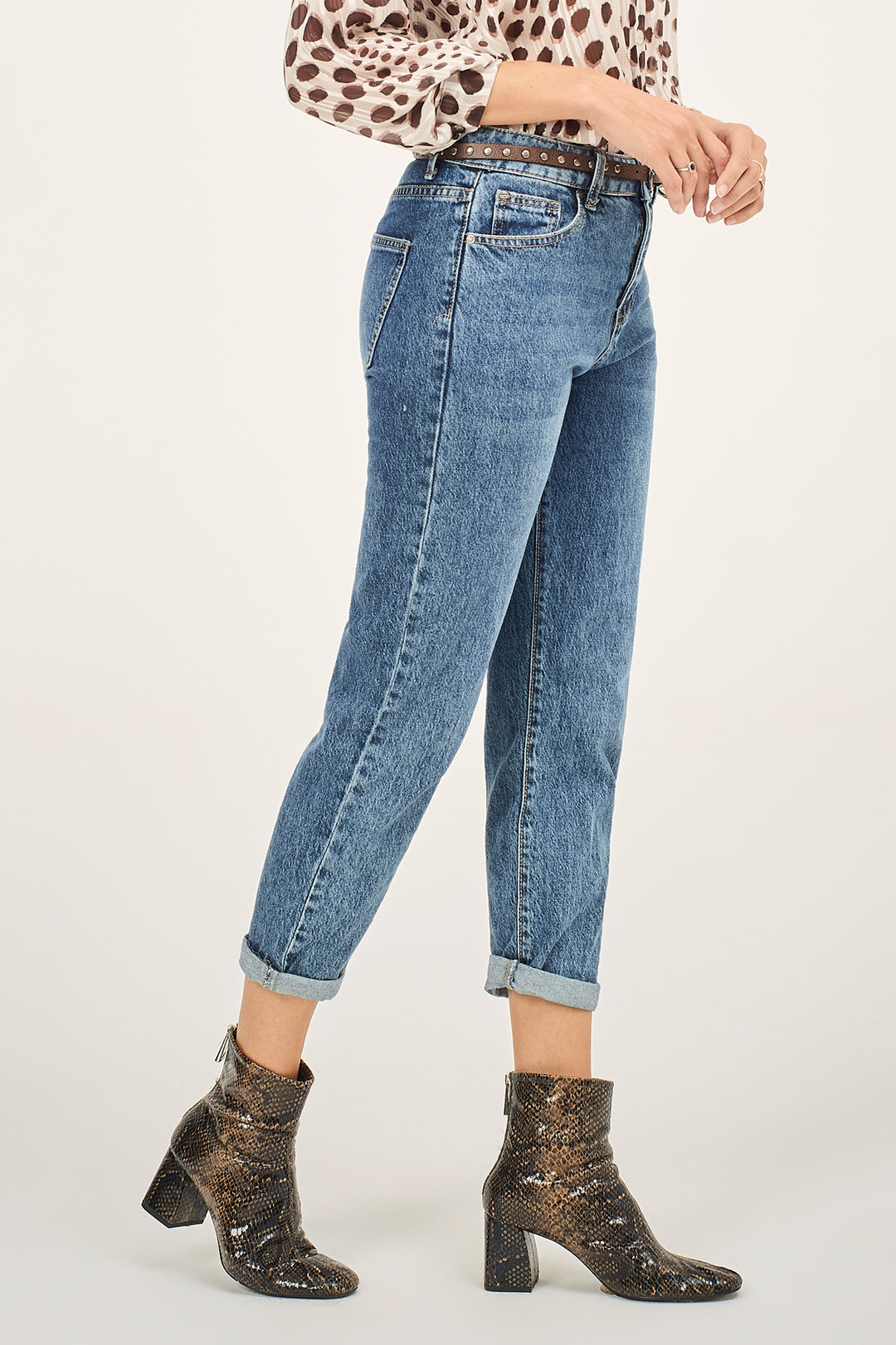 Jeans cropped con cinta in ecopelle