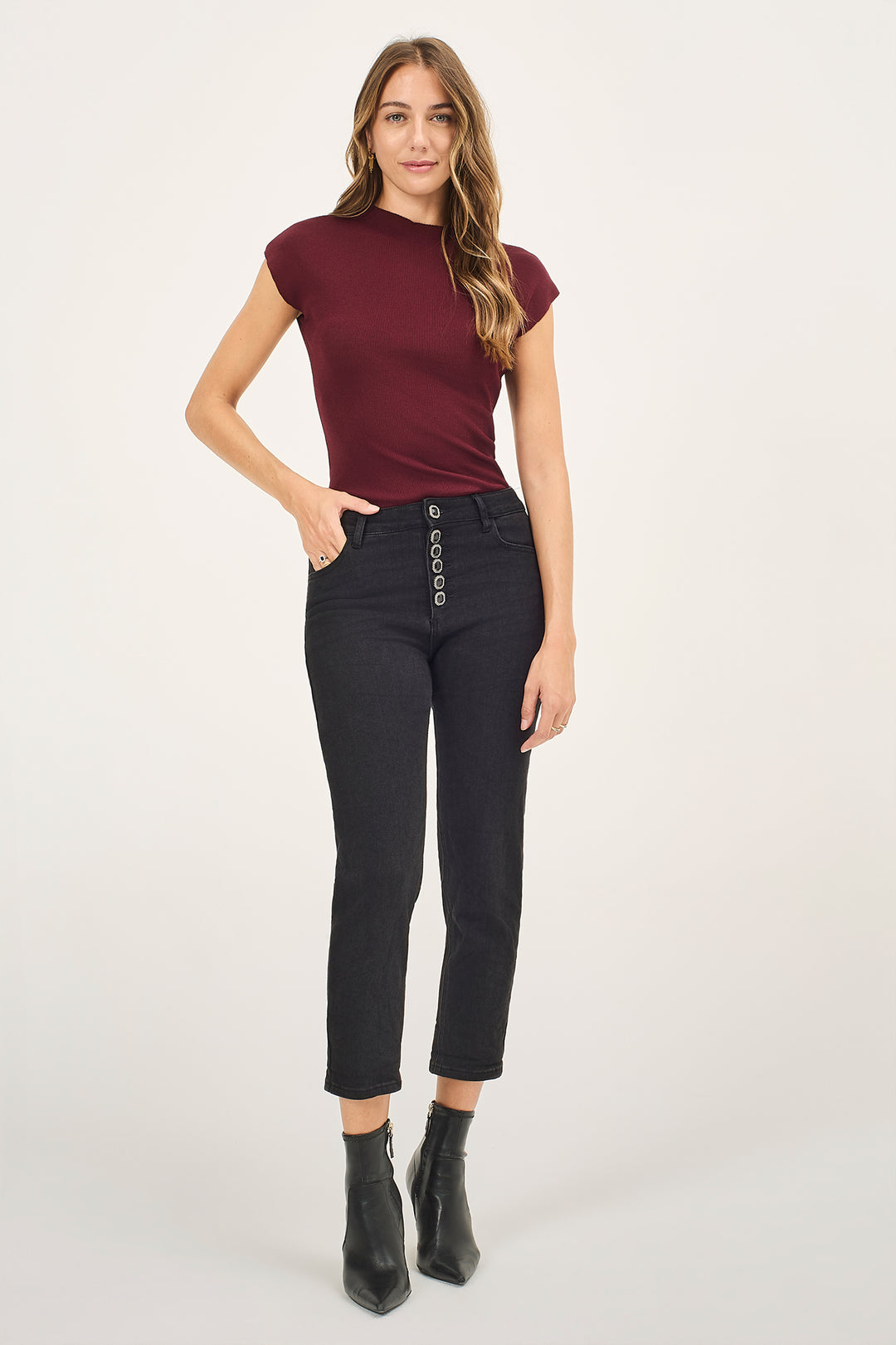 Jeans nero con bottoni gioiello