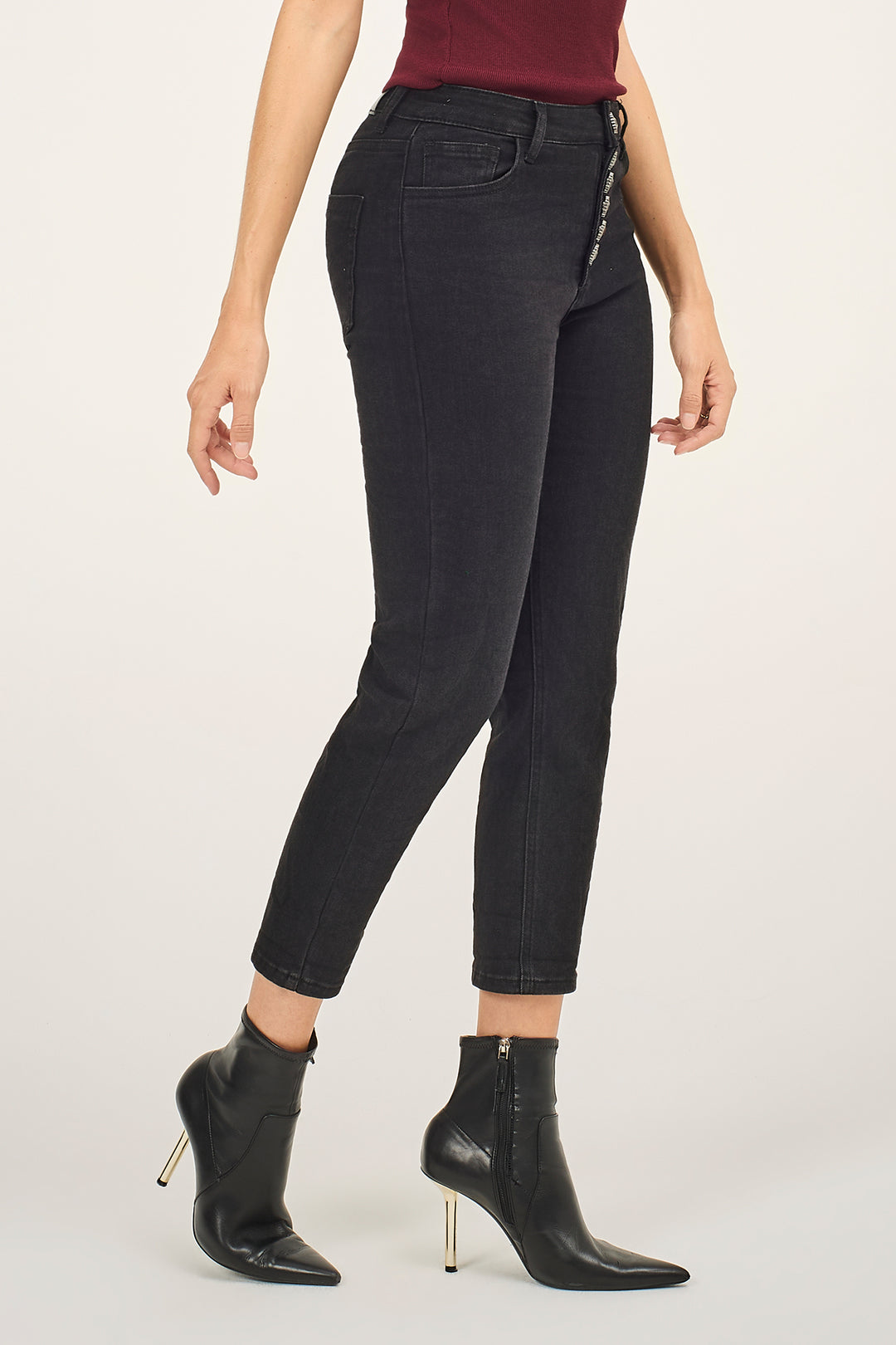 Jeans nero con bottoni gioiello
