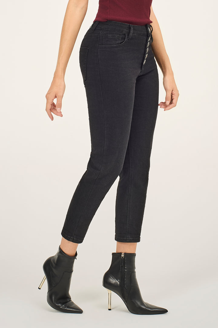 Jeans nero con bottoni gioiello