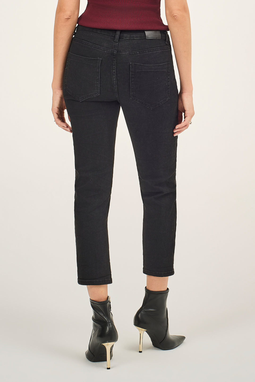 Jeans nero con bottoni gioiello
