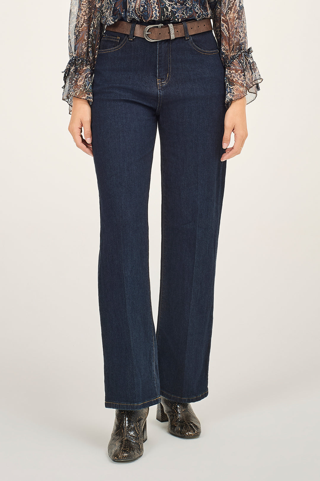 Jeans straight con cinta in ecopelle