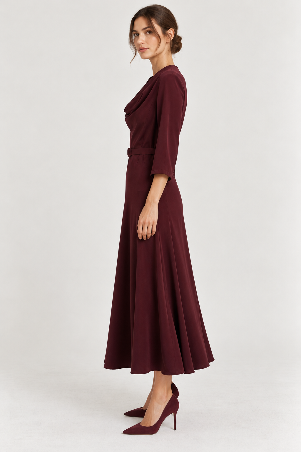 Abito lungo in satin con cinta