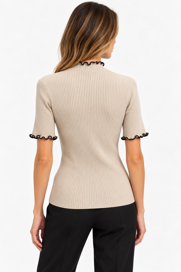 Maglia in costina con bordo ondulato a contrasto